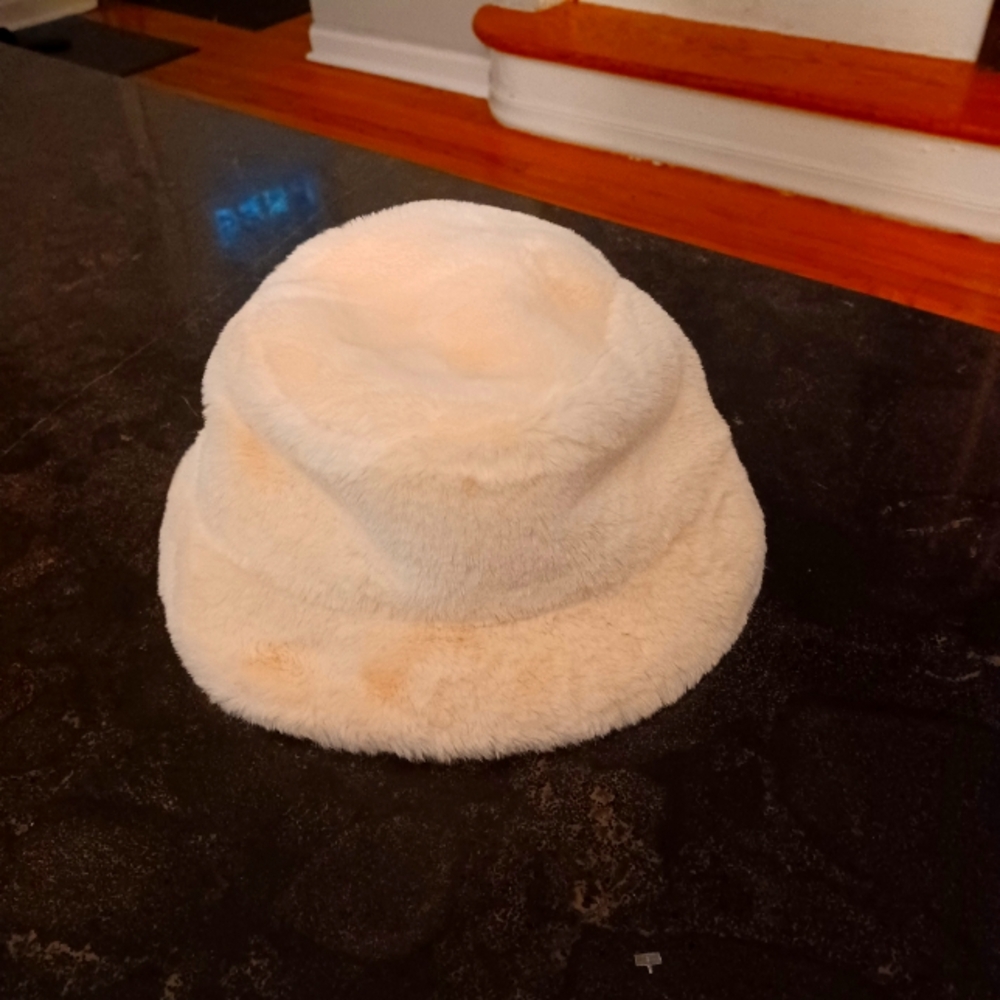 Nike Swoosh faux fur bucket hat in off white - Picture 3 of 4